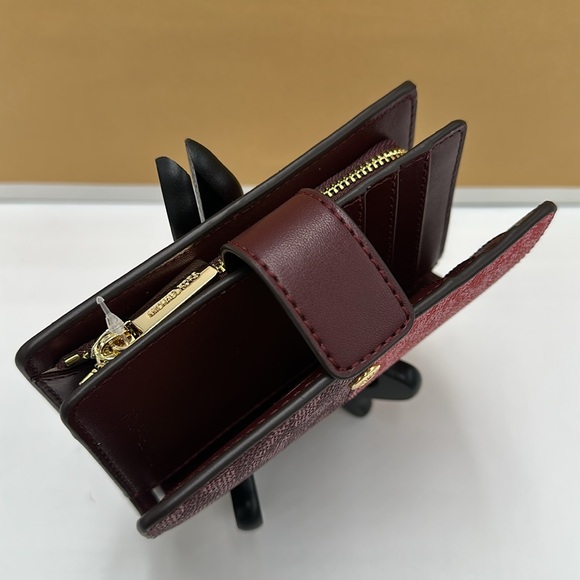 Michael Kors Jet Set Medium Two-Tone
Logo Wallet
Wallet OXBLOOD MULTI COLOR - Picture 7 of 13